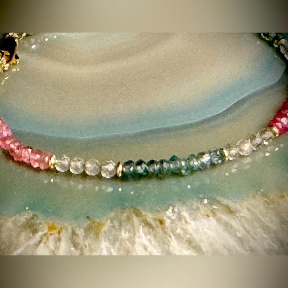 Labradorite and multi sapphire bracelet set in Goldfill accents and clasp - Picture 4 of 6
